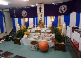 １８年幸一町会秋祭り祭壇です、宮司によるお祓いを待ちます。